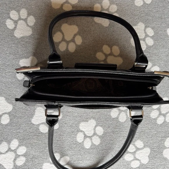 Handbag with Silver Heart Hardware - Picture 7 of 12